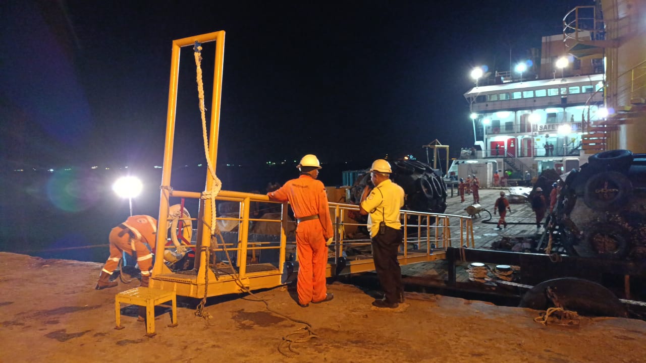 Assist tug berthing Photo