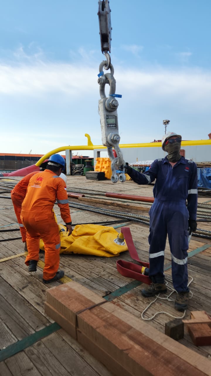 Load test crane Photo
